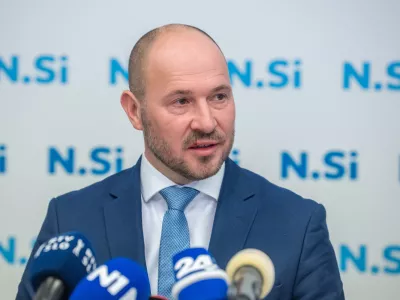 Ljubljana, DZ.Novinarska konferenca predsednikov NSi, SLS in Fokusa Marka Lotrica ob podpisu sporazuma o sodelovanju na drzavnozborskih volitvah.Predsednik NSi Jernej Vrtovec.