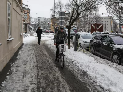 - 07.01.2026. - Reportaža o stanju v LJubljani po sneženju 6. januarja. Kolesar na Pre&scaron;ernovi cesti v Ljubljani. Sneg Sneženje.//FOTO: Bojan Velikonja