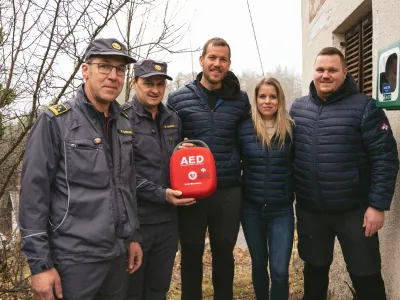 dru&scaron;tvo prvih posredovalcev je AED napravo med prvimi predal PGD &Scaron;krlovica. Foto: Rok Valenčič