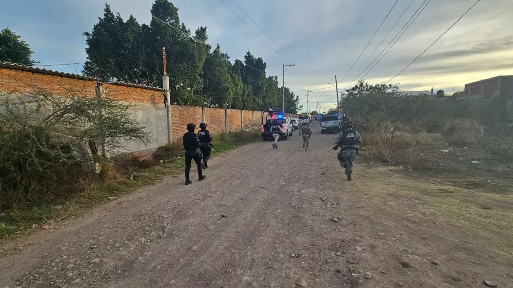 Policisti posredujejo v bližini nogometnega igri&scaron;ča v kraju Salamanca, kjer je pri&scaron;lo do streljanja. Foto: Profimedia