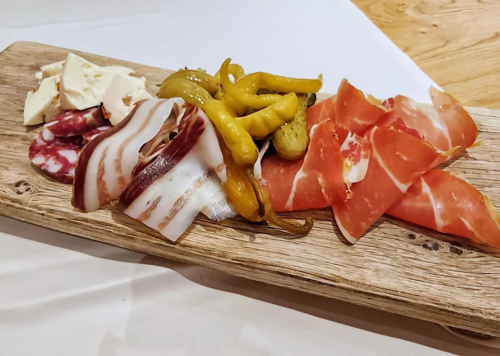 Deska hladnih mesnin, Gostilna pri hrastu