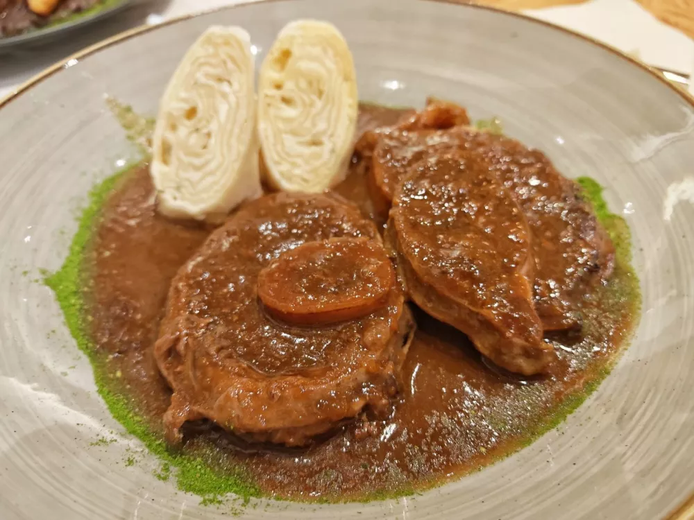 Osso buco s skutnim &scaron;trukljem, Gostilna pri hrastu