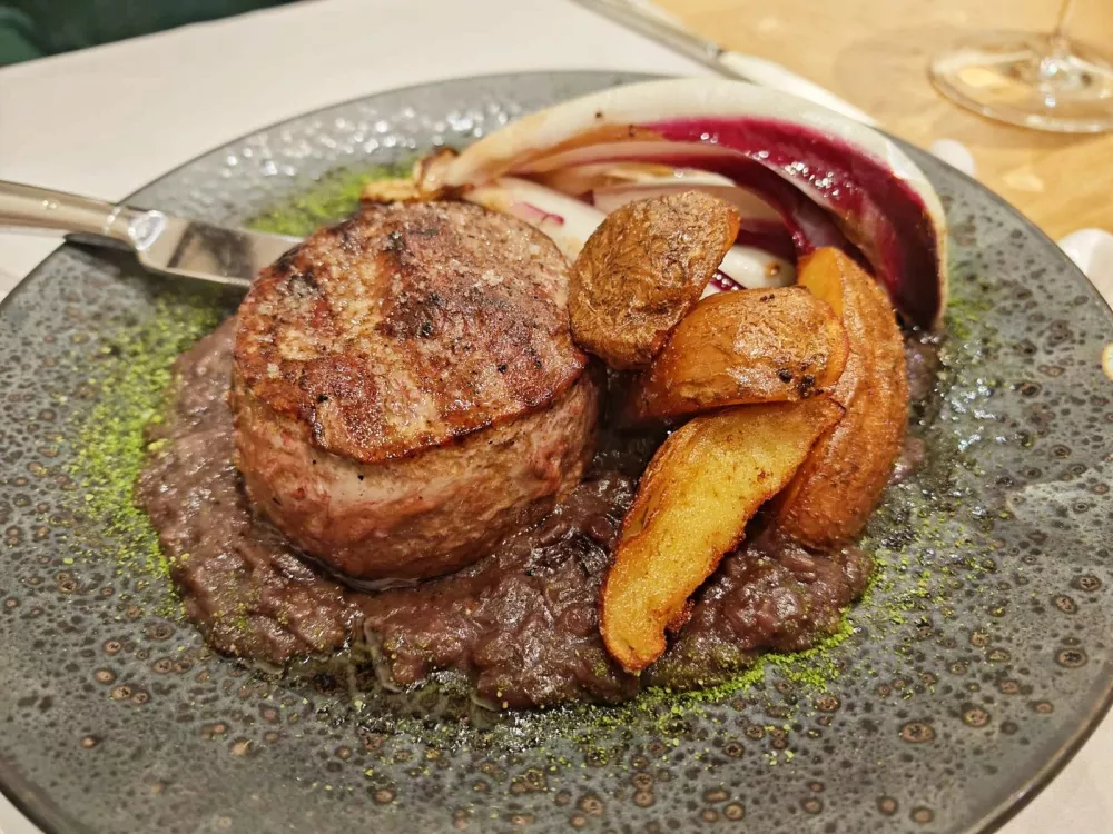 Biftek s pečenim krompirjem, Gostilna pri hrastu