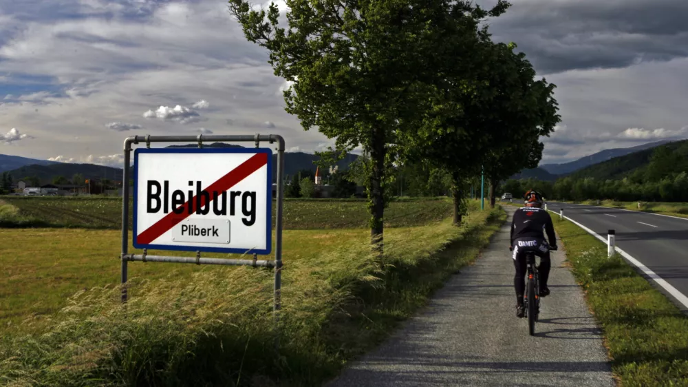 Pliberk - dvojezična tabla - ilustrativna fotografija- Avstrijska Koro&scaron;ka 2010 - slovenska majn&scaron;ina//FOTO: Bojan Velikonja OPOMBA: ZA OBJAVO V PRILOGI &ndash; DNEVNIKOV OBJEKTIV - REPORTAŽA