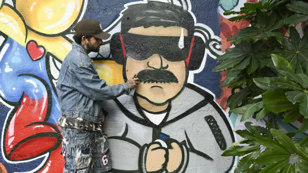06 January 2026, US, MiamiMural artist from Venezuela, Pedro Martin, paints a mural depicting Venezuelan President Nicolas Maduro as captured is seen in the Wynwood Arts District in Miami, Florida. PhotoMichele Eve Sandberg/ZUMA Press Wire/dpa / Foto: 