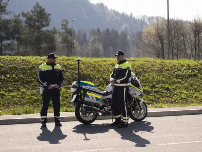 prometni nadzorpolicija - simbolična fotografijaprometna policijavarnost v prometupolicija na motorjihmotoristična policijaprehitri voznikiavtocestna policija08.04.2025 Policijski nadzor, počivali&scaron;če PovodjeFOTO: Nik Erik Neubauer