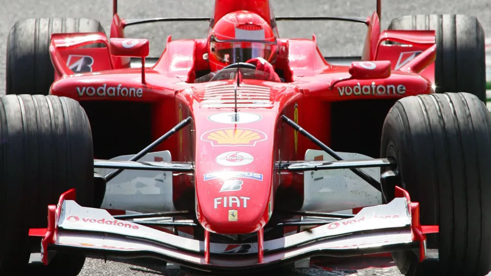 Ferrari's world champion Michael Schumacher of Germany races through a chicane during the Italian Grand Prix in Monza September 4, 2005. Ferrari's seven times world champion Michael Schumacher failed to score a point for the second race in a row and was mathematically ruled out of title contention for the first time since 1999, ending Formula One's longest reign. The German, a sad 10th in front of a far smaller crowd than usual at Ferrari's home circuit, has been champion since 2000. REUTERS/Stefano Rellandini