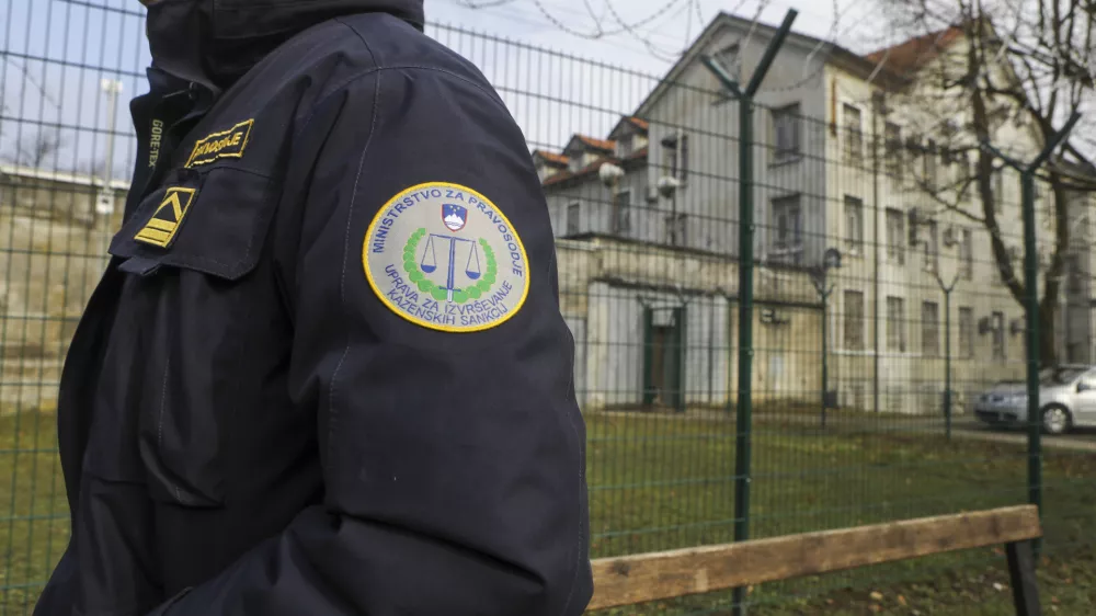 Pravosodni policist v tožbo, ker je padel po stopnicah