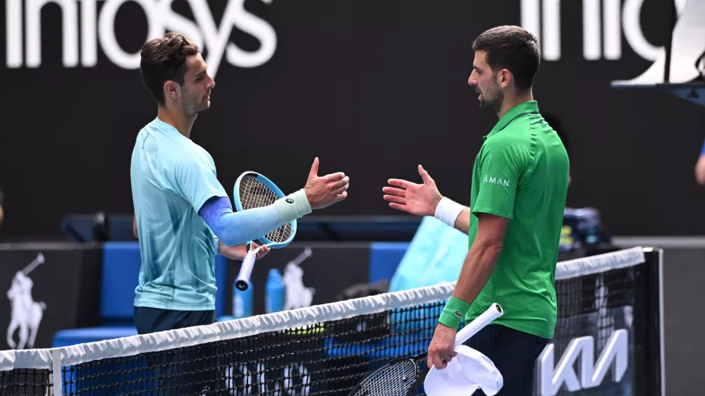 28 January 2026, Australia, Melbourne: Lorenzo Musetti of Italy retires injured during his men's quarterfinals against Novak Djokovic of Serbia on day 11 of the 2026 Australian Open tennis tournament at Melbourne Park in Melbourne. Photo: Joel Carrett/AAP/dpa