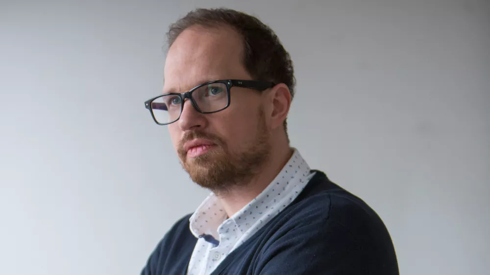 .Tomaž Klip&scaron;teter, komentator - dopisna    - Dnevnik 2016 - portreti za komentarje in kolumne - komentatorji - novinarji - novinar -  //FOTO: Maja Marko