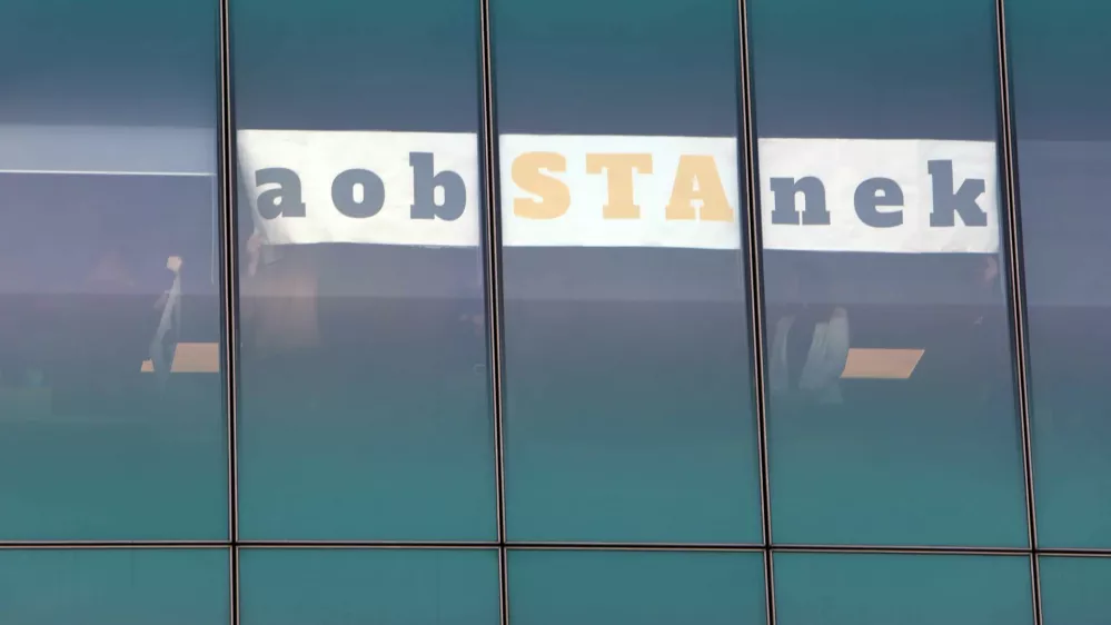 - zaposleni na stavbi STA odstranili napis - zaobSTAnek -- 27.01.2023 - Slovenska tiskovna agencija (STA) - odstranitev napisa zaobSTAnek, enega od dveh gesel boja za stabilno financiranje STA, z oken prostorov STA, ki so ga zaposleni umaknili po podpisu pogodbe o financiranju javne službe za letos, Tivolska cesta 48 v Ljubljani//FOTO: Tomaž Skale