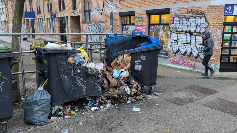 Jutranji prizor z znane ljubljanske ulice.