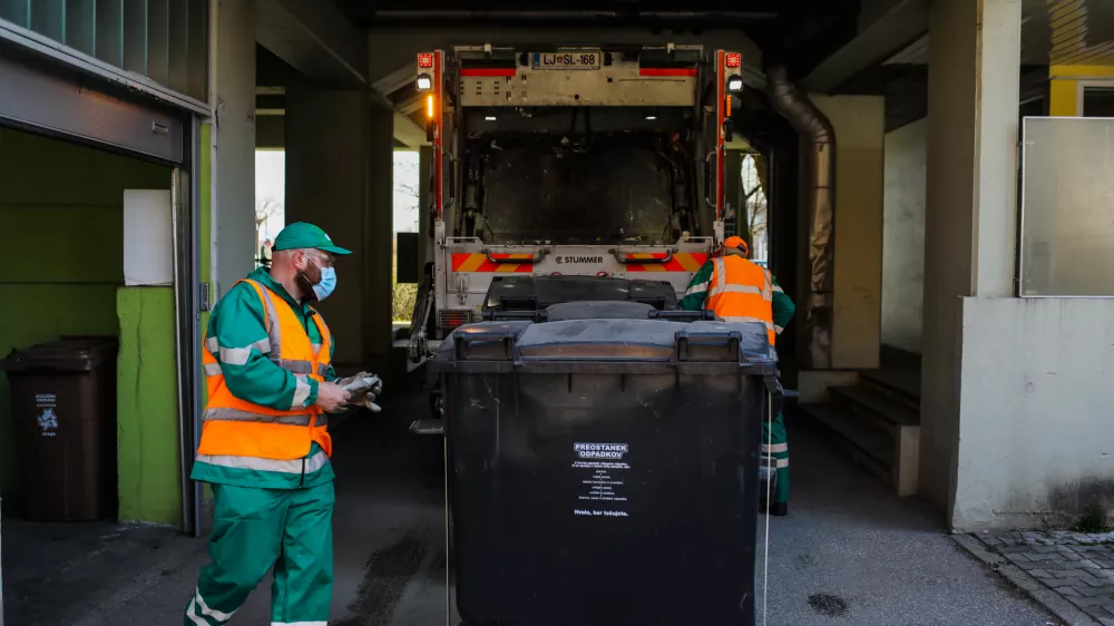 - ločevanje odpadkov &ndash;- reciklaža -- odpadki &ndash; smeti - - 11.03.2020 - Odvoz me&scaron;anih odpadkov v naselju BS3 v Ljubljani. Podjetje Snaga. //FOTO: Bojan Velikonja