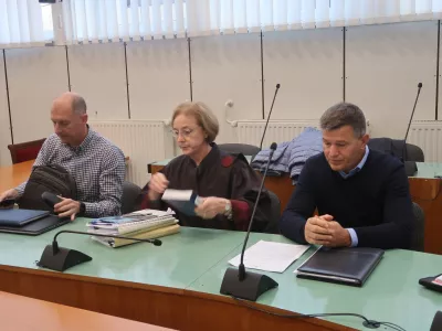 Celje, celjsko okrozno sodisce.Nadaljevanje sojenja v zadevi Tes 6.Nekdanji vodja bloka 6 Bojan Bresar, njegova zagovornica Branka Zobec Hrastar in nekdanji direktor Tesa Uros Rotnik.