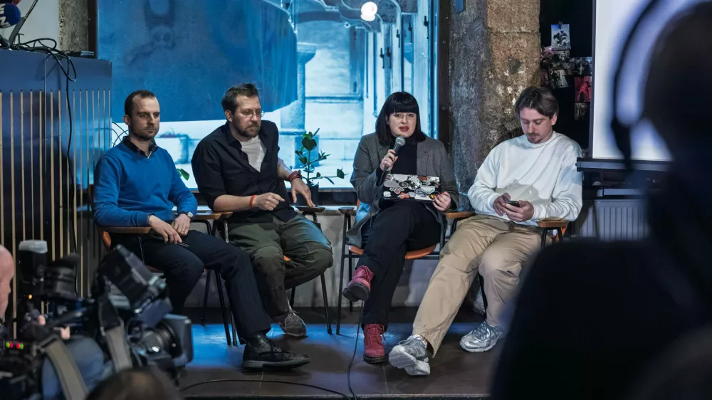 In&scaron;titut 8. marec Glas ljudstva novinarska 