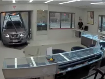 Trenutek, ko so s terencem prebili vrata.