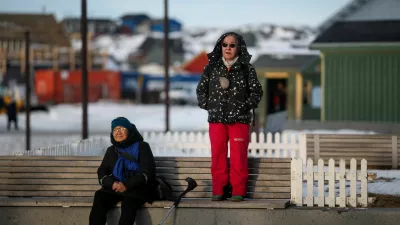 A person stands on a bench in Nuuk, Greenland, January 23, 2026. REUTERS/Marko Djurica / Foto: Marko Djurica