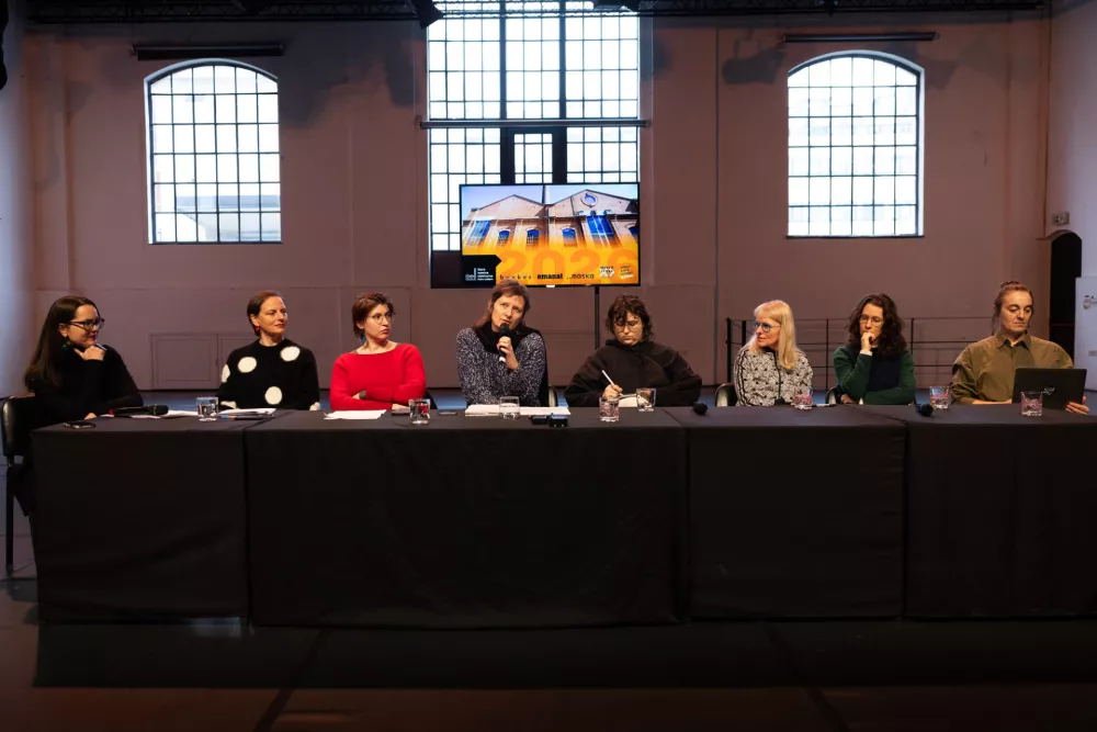 Novinarska konferenca Stara elektrarna v letu 2026 z novim upravljalskim in programski modelom. Z leve: Tamara Bračič, Alma R. Selimović in &Scaron;pela Kopitar (Zavod Bunker), Maja Delak (Emanat), Tia Čiček (Maska), Jasmina Založnik in Pia Brezav&scaron;ček (Mesto žensk) in Dragana Alfirević (Nomad Dance Academy Slovenija)