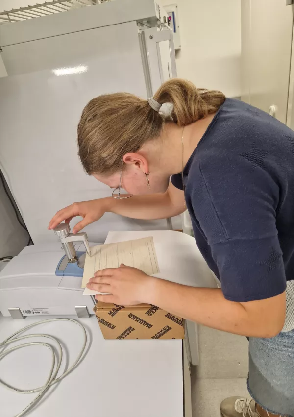 Fakulteta za kemijo, analiza črnila rokopisov Srečka Kosovela, Srečko Kosovel, na fotografiji dijakinja Manca Boh, avtorica projekta / Foto: Meta Kojc