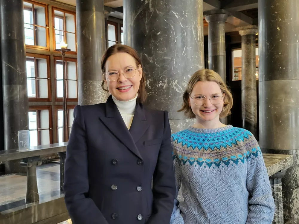 Ravnateljica Nuk Narodna univerzitetna Knjižnica dr. Jana Kolar in dijakinja gimnazije Želimlje Manca Boh / Foto: Katja Gle&scaron;čič 