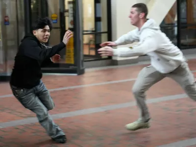 Plain clothed federal agents pursue a man through the lobby of the Hennepin County Government Center in Minneapolis before tackling and arresting him, on Tuesday, Feb. 10, 2026. (Anthony Souffle/Star Tribune via AP) / Foto: Anthony Souffle