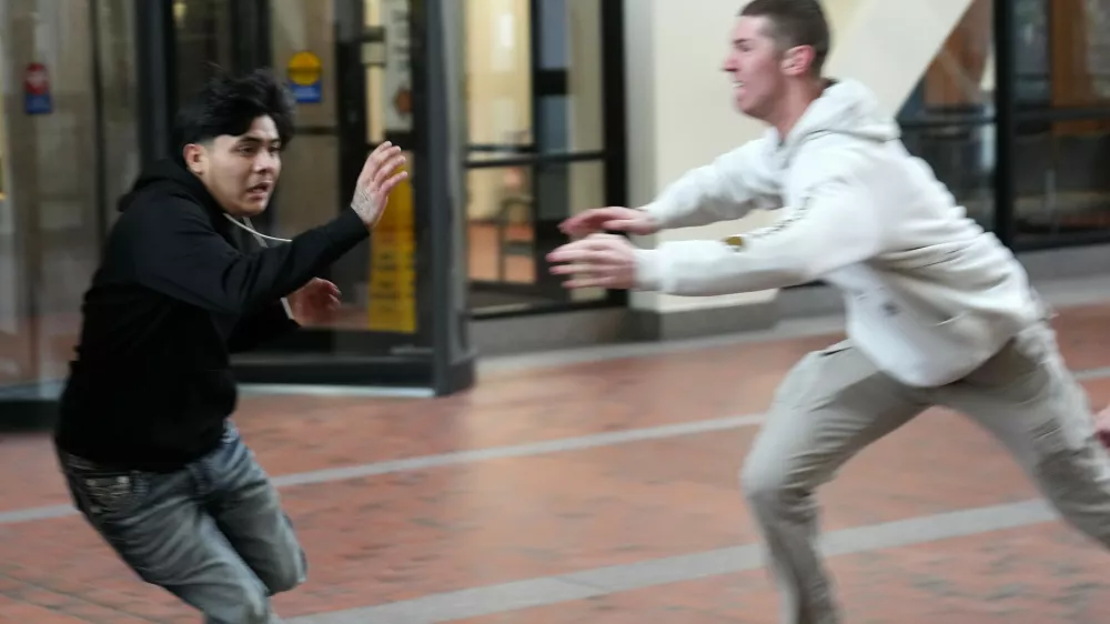 Plain clothed federal agents pursue a man through the lobby of the Hennepin County Government Center in Minneapolis before tackling and arresting him, on Tuesday, Feb. 10, 2026. (Anthony Souffle/Star Tribune via AP) / Foto: Anthony Souffle
