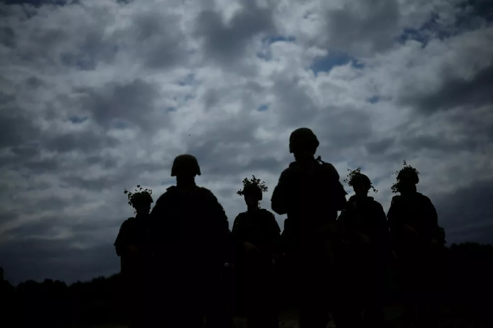 Volunteer recruits stand in a group during voluntary military training at the training ground in Braniewo, Poland, June 24, 2025. REUTERS/Kacper Pempel   TPX IMAGES OF THE DAY