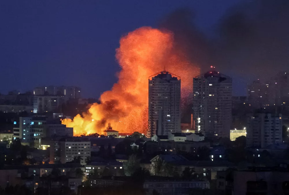 FILE PHOTO: Fire and smoke rise in the aftermath of a Russian drone strike, amid Russia's attack on Ukraine, in Kyiv, Ukraine June 6, 2025. REUTERS/Gleb Garanich/File Photo