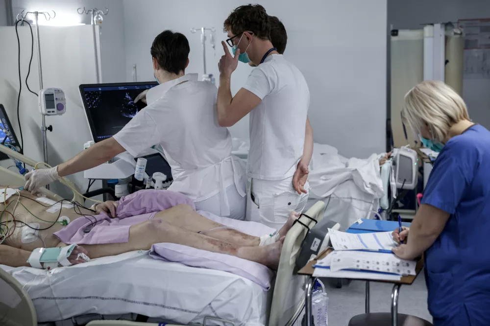 - simbolična fotografija - zdravstvo, zdravnik, medicinska sestra, medicinsko osebje, pacient, bolnica, bolni&scaron;nica- 12.03.2025 - ministrica za zdravje Valentina Prevolnik Rupel si je na delovnem obisku v Univerzitetnem kliničnem centru (UKC) ogledala tekoče investicije//FOTO: Jaka Gasar / Foto: Jaka Gasar