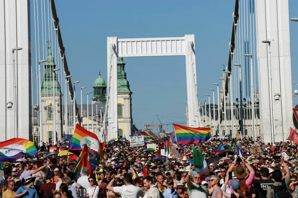 FILE PHOTO: People cross the Elisabeth Bridge during the Budapest Pride March in Budapest, Hungary, June 28, 2025. REUTERS/Bernadett Szabo/File Photo