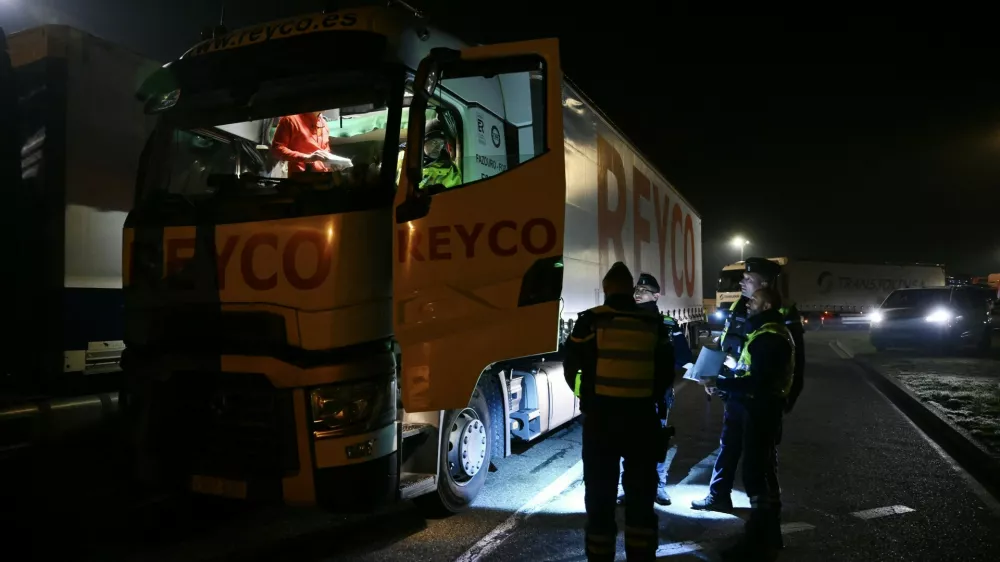 Po vsej Evropi so tovornjakarji vse bolj pod drobnogledom. Med običajnim tovorom lahko prevažajo marsikaj nezakonitega. Slika je iz Francije.