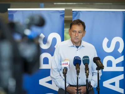 Ljubljana.Medijski brifing druzbe Dars, na kateri so predstavili potek obnovitvenih del na hitri cesti H4 med razcepom Nanos in Vipavo, ki prehajajo v novo fazo.Po krajsi predstavitvi je izjavo podal predsednik uprave druzbe Dars Andrej Ribic.