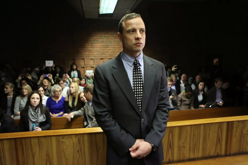 FILE PHOTO: Oscar Pistorius enters the dock before court proceedings at the Pretoria Magistrates court June 4, 2013. "Blade Runner" Pistorius arrived at court on Tuesday in his first formal appearance since his release on bail in February for the Valentine's Day killing of his girlfriend, 30-year-old model Reeva Steenkamp. REUTERS/Siphiwe Sibeko/File Photo / Foto: Siphiwe Sibeko