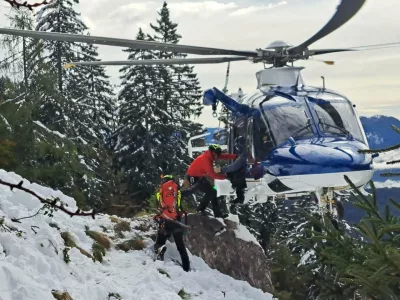 Snežni plaz je pod seboj pokopal in s seboj odnesel tri hrva&scaron;ke planince. 