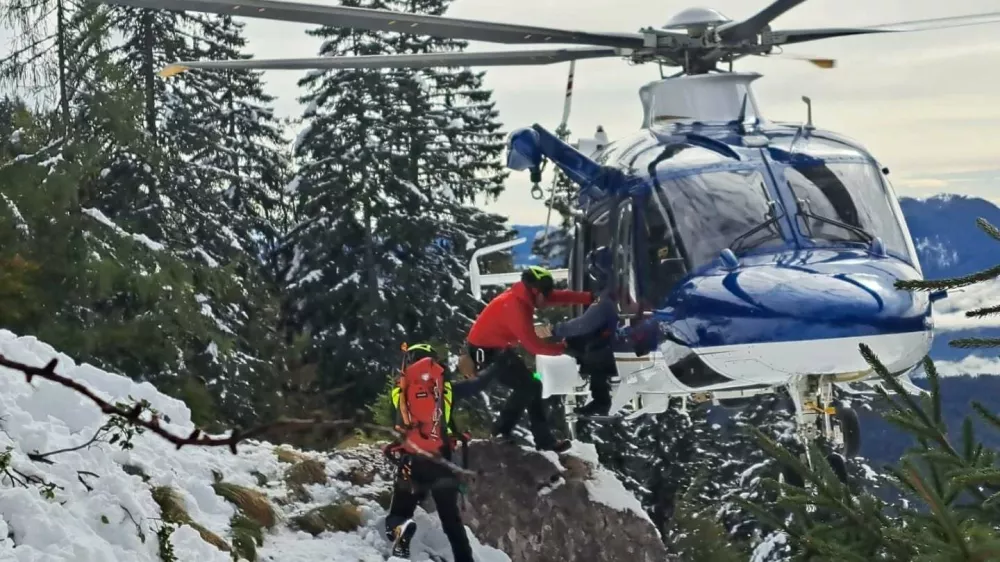 Snežni plaz je pod seboj pokopal in s seboj odnesel tri hrva&scaron;ke planince. 