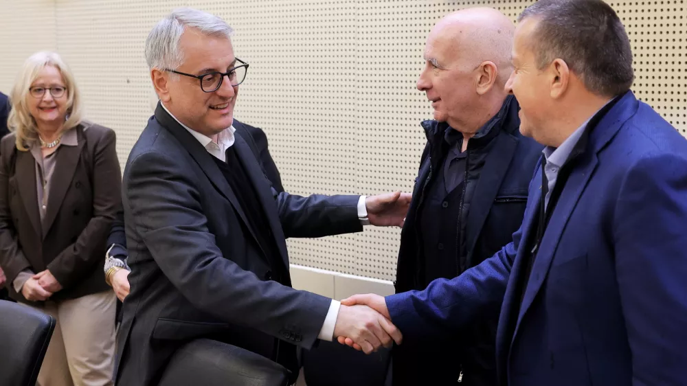 Ljubljana, vlada.Srecanje predsednika vlade s predstavniki gospodarskih zdruzenj in organizacij.Minister za gospodarstvo, turizem in sport Matjaz Han, ustanovitelj in lastnik podjetja Akrapovic Igor Akrapovic in predsednik Kluba slovenskih podjetnikov Joc Pececnik.