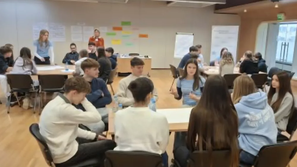 Mladi so na zaključni razpravi prisotnim odločevalcem in oblikovalcem politik predstavili svoja mnenja in predloge glede participacije. Foto: ZPMS