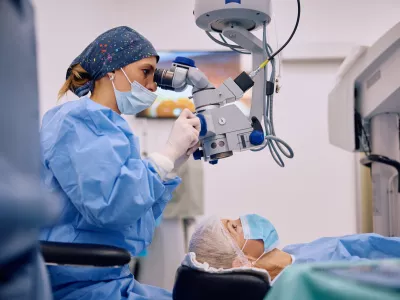 Prizor z operacije na očesu. Slika je simbolična.