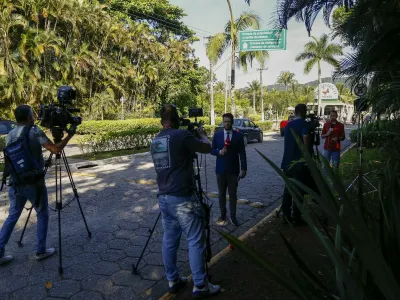 Ob izreku zaporne kazni marca 2024 so se predstavniki medijev&nbsp;zbrali pred domovanjem brazilskega zvezdnika&nbsp;Robinha v brazilskem mestu&nbsp;Guaruja. / Foto: Profimedia