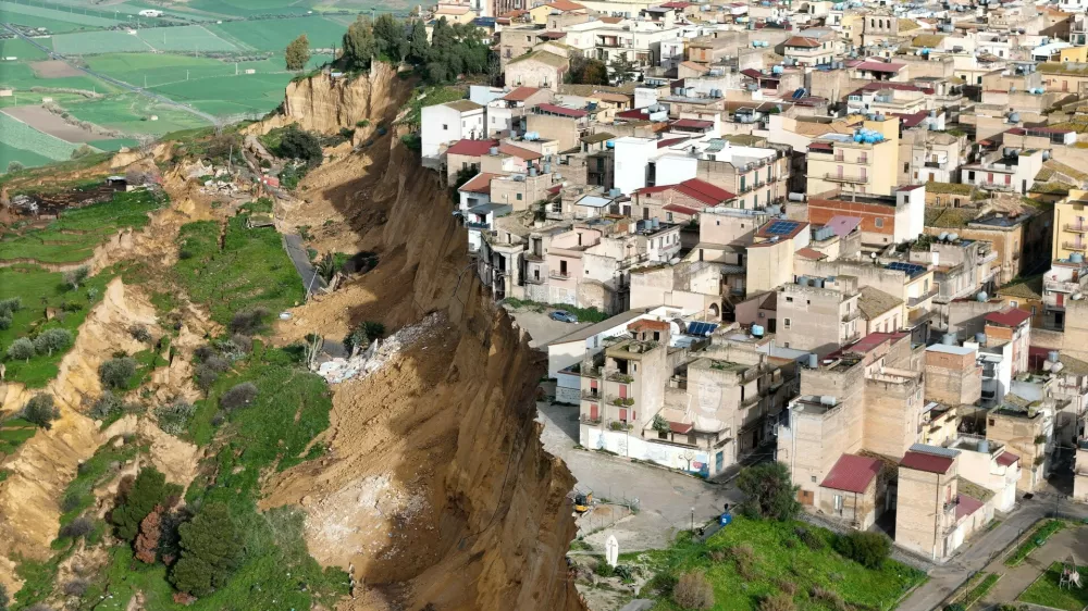 Pogled na naravno katastrofo, ki je včeraj prizadela mesto.