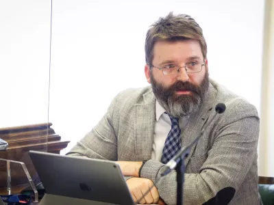 Ljubljana, sodisce.Novinarska konferenca Okroznega sodisca v Ljubljani o projektu TIPKO - implementacija strojnih prepisov zvocnih zapisov v delovni proces sodisca.Vodja specializiranega oddelka na Okroznem sodiscu v Ljubljani Ciril Kersmanc.