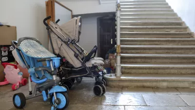 - simbolična fotografija - otroški voziček, otrok, družina, rodnost- 06.05.2022 - Slavina pri Postojni – ukrajinske sirote v Sloveniji – sprejem 20 ukrajinskih otrok – sirot in otrok brez starševske skrbi iz luganske sirotišnice starih od enega do sedem let, ter tri zdravnice, več medicinskih sester in vzgojiteljic ter njihovih otrok - vojna v Ukrajini - ukrajinski otroci /FOTO: Jaka Gasar