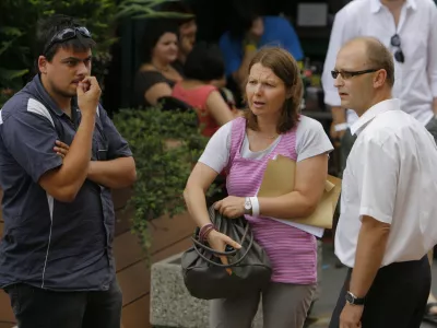 predsednik &Scaron;OU v Ljubljani Jernej &Scaron;tromajer in Blaž Žibret, odvetnik &Scaron;OU,- Skup&scaron;čina &Scaron;OS - &Scaron;tudentska organizacija Slovenije - glasovali ali bo &Scaron;tudentska organizacija Univerze v Ljubljani (&Scaron;OUL) z naslednjim &scaron;tudijskim letom ostala brez četrtine prihodkov iz koncesijskih dajatev, torej 1,6 milijona evrov. &Scaron;OS je kljub protestom ljubljanskih &scaron;tudentov, sprejela spremembe &scaron;tudentske ustave, ki naj bi uvedle bolj&scaron;i nadzor nad porabo denarja, strožje sankcije za kr&scaron;itve in zmanj&scaron;anje denarja ljubljanski organizaciji.//FOTO: Jaka Adamič