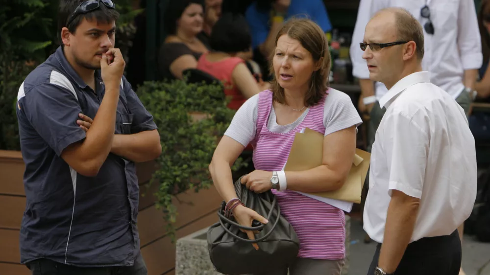 predsednik &Scaron;OU v Ljubljani Jernej &Scaron;tromajer in Blaž Žibret, odvetnik &Scaron;OU,- Skup&scaron;čina &Scaron;OS - &Scaron;tudentska organizacija Slovenije - glasovali ali bo &Scaron;tudentska organizacija Univerze v Ljubljani (&Scaron;OUL) z naslednjim &scaron;tudijskim letom ostala brez četrtine prihodkov iz koncesijskih dajatev, torej 1,6 milijona evrov. &Scaron;OS je kljub protestom ljubljanskih &scaron;tudentov, sprejela spremembe &scaron;tudentske ustave, ki naj bi uvedle bolj&scaron;i nadzor nad porabo denarja, strožje sankcije za kr&scaron;itve in zmanj&scaron;anje denarja ljubljanski organizaciji.//FOTO: Jaka Adamič