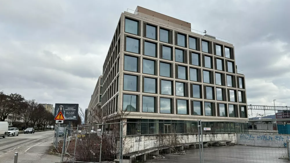 Vilharija, stavba ob železni&scaron;ki postaji