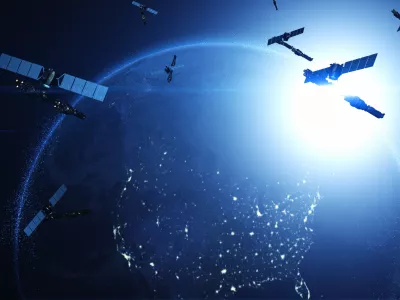 Zemljo obkrožajo &scaron;tevilni objekti, ki bodo prej ali slej padli nazaj nanjo. / Foto: Istock