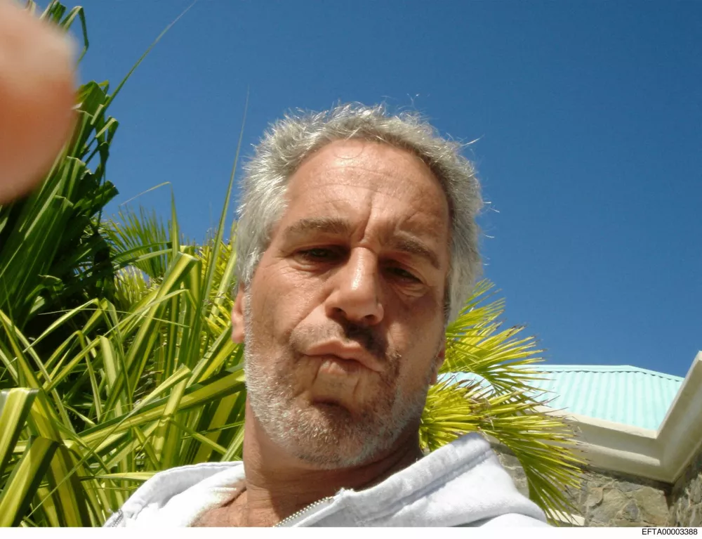 FILE PHOTO: Jeffrey Epstein is seen in this image released by the Department of Justice in Washington, D.C., U.S., on December 19, 2025 as part of a new trove of documents from its investigations into the late financier and convicted sex offender Jeffrey Epstein. U.S. Justice Department/Handout via REUTERS  THIS IMAGE HAS BEEN SUPPLIED BY A THIRD PARTY/File Photo / Foto: U.s. Justice Department