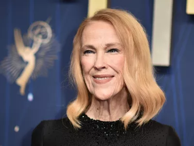 FILE - Catherine O'Hara arrives at the 77th Primetime Emmy Awards in Los Angeles on Sept. 14, 2025. (Photo by Richard Shotwell/Invision/AP, File) / Foto: Richard Shotwell