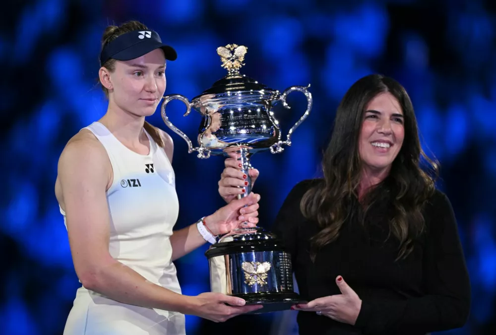 Tennis - Australian Open - Melbourne Park, Melbourne, Australia - January 31, 2026 Kazakhstan's Elena Rybakina is presented with the trophy by former tennis player Jennifer Capriati after winning her women's singles final against Belarus' Aryna Sabalenka REUTERS/Jaimi Joy