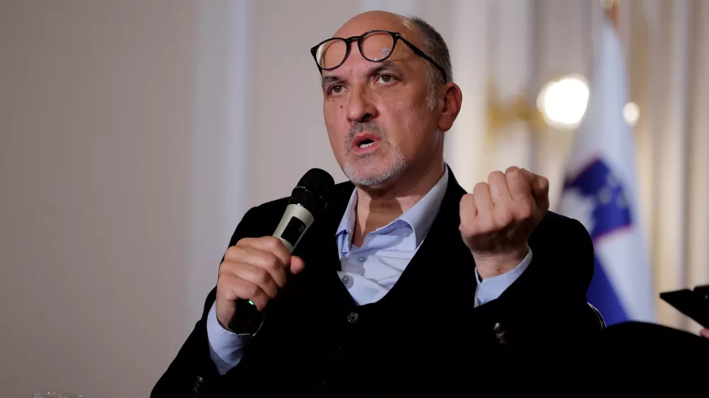 Ljubljana, Predsedniska palaca.Ob mednarodnem dnevu zensk sta predsednica republike Natasa Pirc Musar in predsednica DZ Urska Klakocar Zupancic priredili posebno slovesnost v predsedniski palaci.Okrogla miza z naslovom Spodbude in prepreke do druzbe enakih moznosti.Novinar in publicist dr. Janez Marke&scaron;.